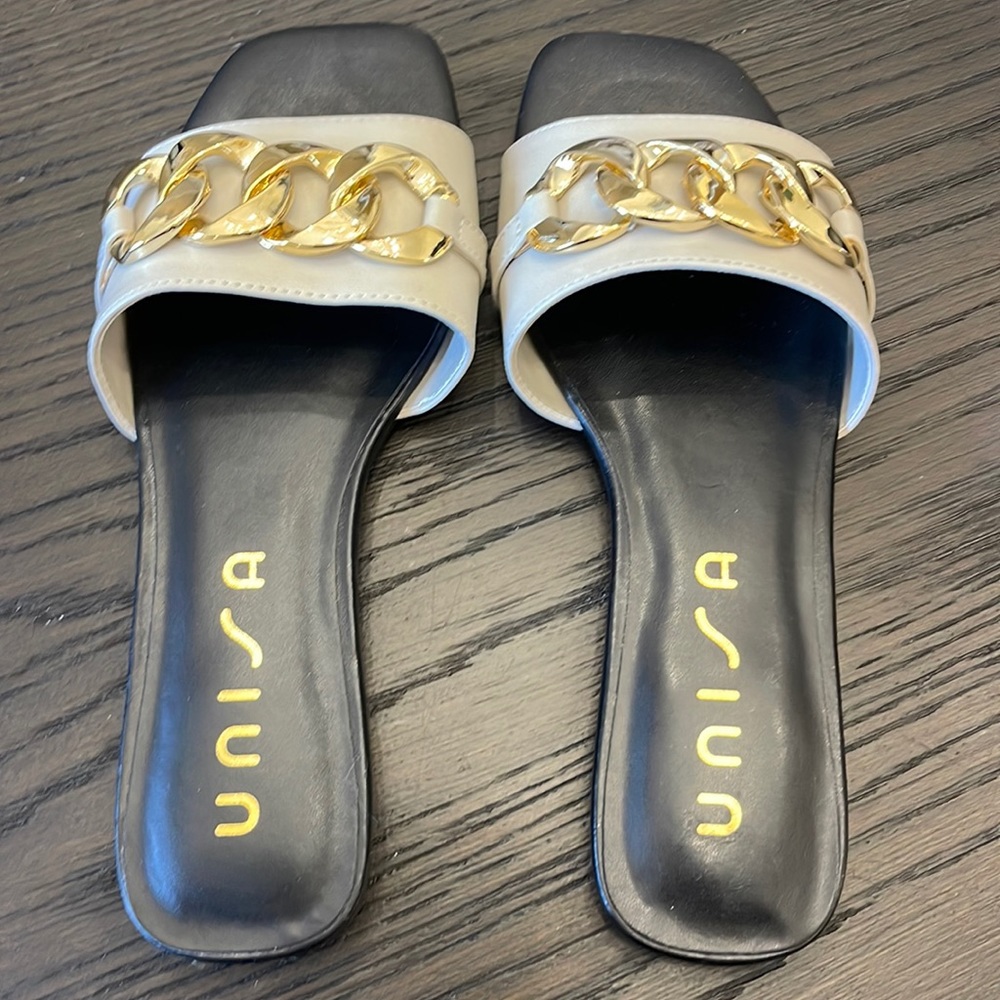 Gold and tan sandal with interlocking chain